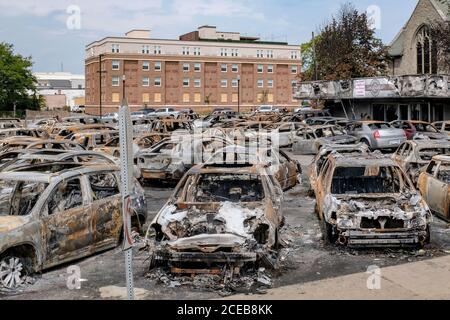 Kenosha, Usa. August 2020. Die Überreste von Fahrzeugen sind auf dem Lot von Car Source, ein Gebrauchtwagen Händler, werden am Montag, 31. August 2020 gezeigt, nachdem sie von Demonstranten während Demonstrationen gegen die Schüsse in den Rücken eines Jacob Blake, ein unbewaffneter schwarzer Mann letzte Woche in Kenosha, Wisconsin, in Fackeltaufe gebracht wurden. Foto von Alex Wroblewski/UPI Credit: UPI/Alamy Live News Stockfoto