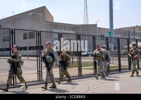 Kenosha, Usa. August 2020. Patrouille der Nationalgarde vor dem Kenosha County Courthouse am Montag, den 31. August 2020. Die Situation ist nach wie vor angespannt, da die Demonstrationen gegen die Erschießung eines Jacob Blake, eines unbewaffneten Schwarzen, letzte Woche in Kenosha, Wisconsin, fortgesetzt werden. Foto von Alex Wroblewski/UPI Credit: UPI/Alamy Live News Stockfoto