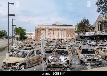 Kenosha, Usa. August 2020. Die Überreste von Fahrzeugen sind auf dem Lot von Car Source, ein Gebrauchtwagen Händler, werden am Montag, 31. August 2020 gezeigt, nachdem sie von Demonstranten während Demonstrationen gegen die Schüsse in den Rücken eines Jacob Blake, ein unbewaffneter schwarzer Mann letzte Woche in Kenosha, Wisconsin, in Fackeltaufe gebracht wurden. Foto von Alex Wroblewski/UPI Credit: UPI/Alamy Live News Stockfoto