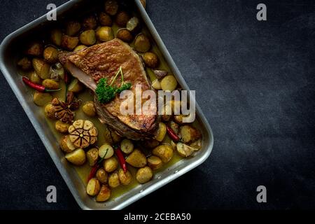 Von oben ein gebratenes Lamm mit Kartoffeln Stockfoto