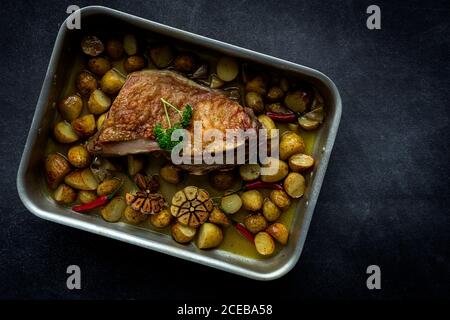 Von oben ein gebratenes Lamm mit Kartoffeln Stockfoto