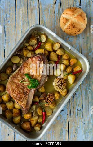 Von oben ein Lammbraten mit Kartoffeln und Brot Stockfoto