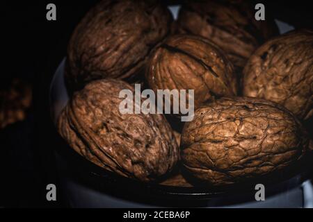 Getrocknete Früchte mit weißem Hintergrund. Nüsse; Mandeln; Cashewnüsse; Macadamianüsse Stockfoto