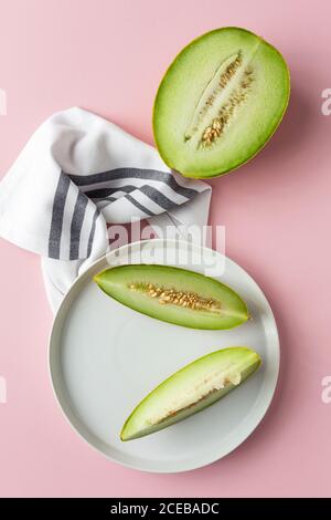 Kreatives Layout aus frischer Melone. Flach liegend. Cantaloupe Stockfoto
