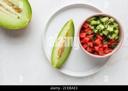 Mix Kreatives Layout aus Frischwassermelone und Melone. Flach liegend. Stockfoto