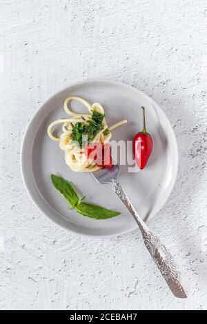 Spaghetti mit Tomatensauce. Auf weißem Hintergrund. Flach legen.von oben. Italienische Pasta Stockfoto