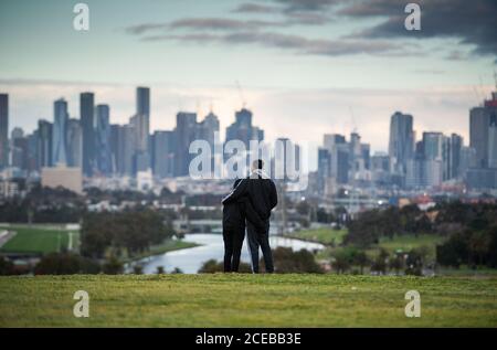 Peking, Australien. August 2020. Die Menschen genießen den Blick auf die Stadt in Melbourne, Victoria, Australien, 31. August 2020. Am Montag wurde eine Sperre im australischen Bundesstaat Victoria zur Beendigung eines COVID-19-Ausbruchs auf den Prüfstand gestellt, und Kritiker forderten einen klareren Plan, um die Beschränkungen zu beenden, die angeblich die wirtschaftliche Erholung des Landes belasten. Victoria verzeichnete am Montag 73 neue Infektionen, nachdem sie einen Monat lang in der Hauptstadt Melbourne die Sperren der Stufe 4 eingeschlagen hatte, nach einem Höhepunkt von über 700 Anfang August. Quelle: Bai Xue/Xinhua/Alamy Live News Stockfoto