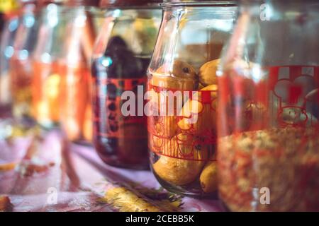 Nahaufnahme von Gläsern voller Früchte und Gewürze, die auf dem Markt in San Cristobal de las Casas in Chiapas, Mexiko, verkauft werden Stockfoto