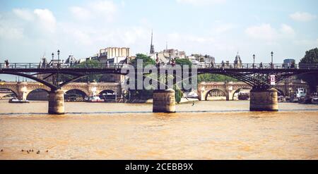 Brücke fällt über braunen Fluss seine in Paris auf dem Hintergrund Stadtbild Stockfoto