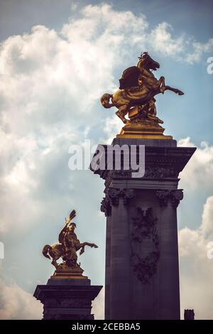 Säulen auf Alexander III Brücke mit vergoldeten Statuen von Pferd in Paris Stockfoto