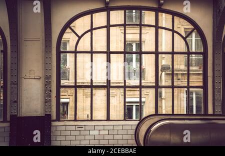 Großes Fenster im Gebäude mit Blick auf die Fassade Haus gegenüber in Paris Stockfoto