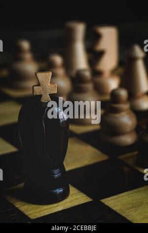 Spiel und Schachfiguren auf dunklem Hintergrund. Nahaufnahme.Details Stockfoto