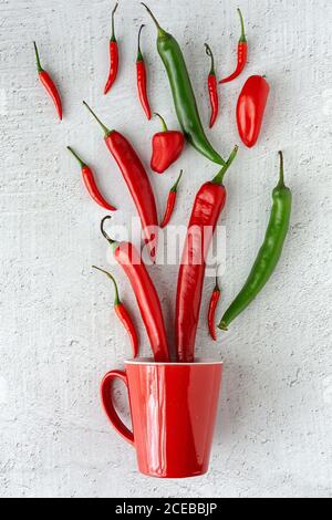 Frische rote und grüne und würzige chili peppers auf weißem Hintergrund. Flach. Von oben Stockfoto