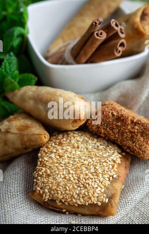Typisch marokkanisches Essen hausgemacht auf Holztisch. Halal. Stockfoto