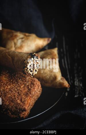 Typisch marokkanisches Essen hausgemacht auf Holztisch. Halal. Stockfoto