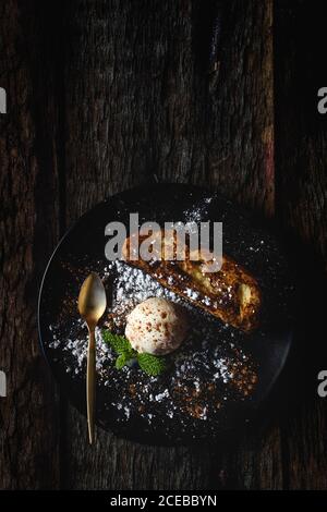 French Toast mit Vanilleeis, Zimt und Minze. Flach liegend. Draufsicht Stockfoto