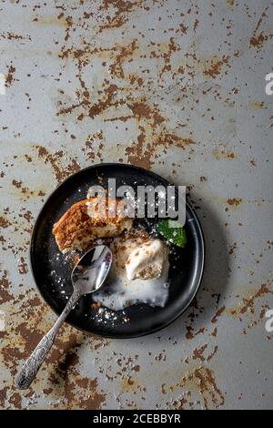 French Toast mit Vanilleeis, Zimt und Minze. Flach liegend. Draufsicht Stockfoto