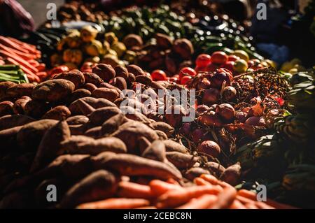 Imbissstände auf der Straße. Gemüse, Obst, Stockfoto