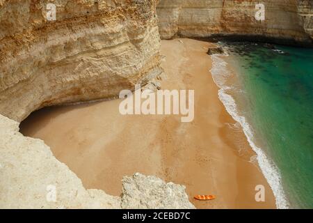 Kanu auf dem Strand, Küste der Algarve. Stockfoto