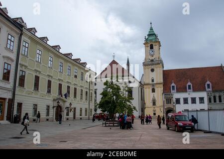 Menschen in der historischen Altstadt von Bratislava, Slowakei, 19th. Mai 2019. Stockfoto