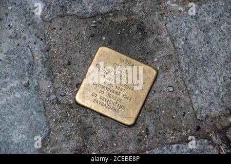 Ein Stolperstein buchstäblich "Stolperstein" in Bratislava, Slowakei. Diese Markierungen markieren die Häuser jüdischer Wohnsitze, die beim Holocaust getötet wurden. Stockfoto