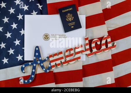 Brief von U.S. Citizenship and Immigration Services of Einbürgerung mit US-Flagge Stockfoto