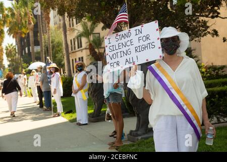 Long Beach, CA, USA - Long Beach Stimmrecht 100 Stille Sentinels hundertjährige Feier am Tag der Gleichstellung der Frauen, 26. August 2020, zur Feier des 100 Stockfoto