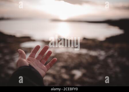 Hand von anonymen Reisenden demonstrieren verschwommene Natur des erstaunlichen Island Stockfoto