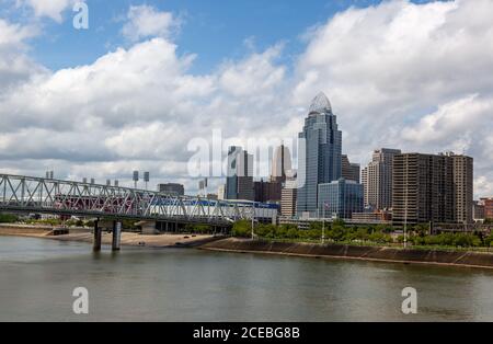 Die Skyline von Cincinnati erhebt sich an einem bewölkten Tag über die Taylor Southgate Bridge hinaus. Stockfoto