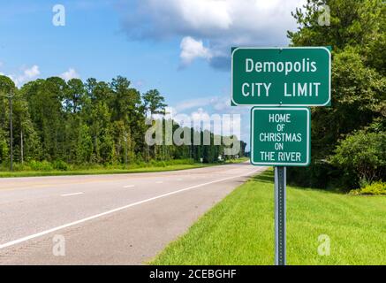 Demopolis, AL / USA - 30. August 2020: Demopolis City Grenzschild entlang der Autobahn 80 Stockfoto