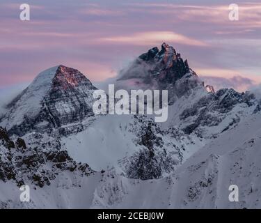 Blick auf den schönen hohen Gipfel mit Schnee bei Tageslicht bedeckt. Stockfoto