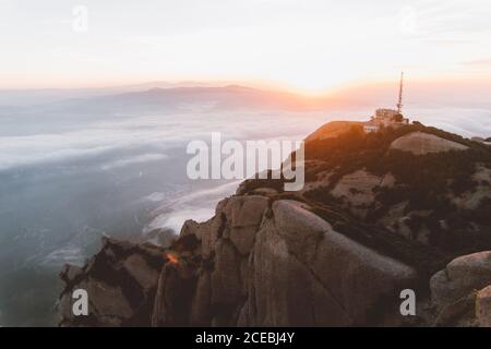 Herrlicher Berg bei Sonnenaufgang Stockfoto