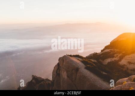 Atemberaubende Aussicht auf den majestätischen Berg während des wunderschönen Sonnenaufgangs in Barcelona, Spanien Stockfoto