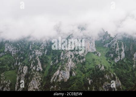 Schöne Aussicht auf dicke Wolken schweben über herrlichen Picos de Europa in Spanien Stockfoto