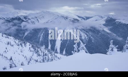 Malerischen Blick auf die Gipfel der Berge in Wolken und Schnee in Kanada Stockfoto