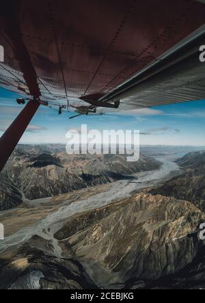 Wunderschöne Aussicht auf den majestätischen Kamm des Mount Cook unter Flügel Des modernen Flugzeugs an bewölktem Tag in Neuseeland Stockfoto