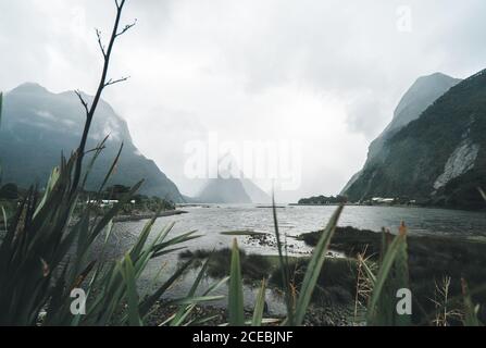 Wolken über Bergen und Sumpf Stockfoto