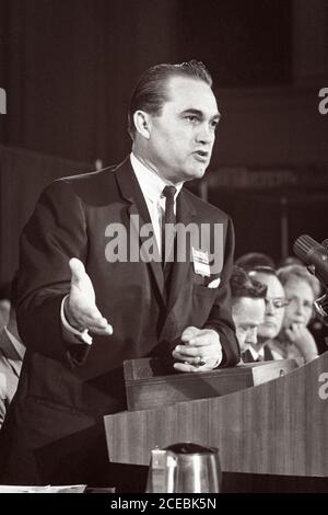 Der Gouverneur von Alabama, George Wallace, steht auf dem Podium und spricht vor einer Audienz bei der Democratic National Convention in Atlantic City, New Jersey, August 1964. (USA) Stockfoto