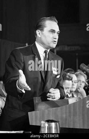 Der Gouverneur von Alabama, George Wallace, steht auf dem Podium und spricht vor einer Audienz bei der Democratic National Convention in Atlantic City, New Jersey, August 1964. (USA) Stockfoto