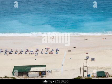 Schöne Drohne Blick auf Menschen entspannen am Sandstrand in der Nähe winkende Meer auf Cefalonia Insel, Griechenland Stockfoto