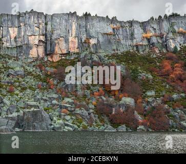 Malerischer Blick auf erstaunliche Herbstbäume wachsen auf rauhen Klippen in der Nähe von ruhigen Wasser in Soria, Spanien Stockfoto