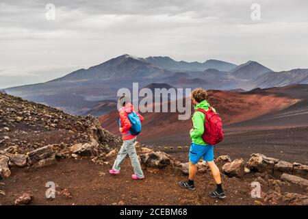 Hawaii Vulkan Wanderer Menschen Wandern auf den Bergen in Haleakala vulkanischen Hintergrund Landschaft. Zwei junge Touristen Paar auf Trek Wanderung im Freien. Stockfoto