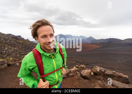 Bergsteiger Wanderer Mann Wandern auf Bergweg Wanderung in Maui Haleakala Krater Vulkan, Hawaii USA Reise Lifestyle. Stockfoto