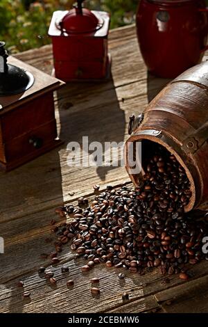 Kaffeebohnen und Vintage-Mühle Stockfoto