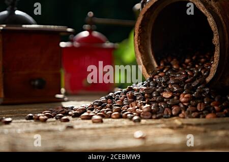 Kaffeebohnen und Vintage-Mühle Stockfoto