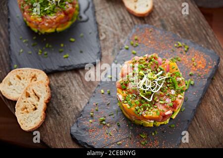 Blick von oben auf Lachs-Tartar mit Brot und Dekoration Stockfoto