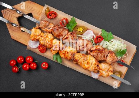 Heiß gegrilltes Hähnchen-Shish-Kebab, mit Kirschtomaten, Stockfoto