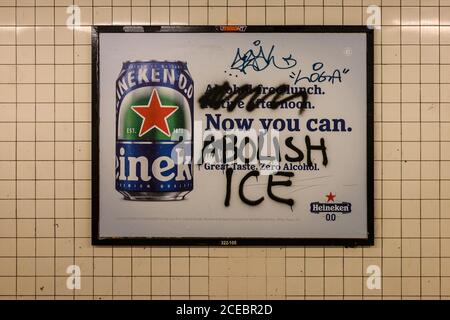 Eine Heineken-Anzeige in der NYC U-Bahn entstellte zu sagen „Jetzt können Sie ICE abschaffen“ Stockfoto