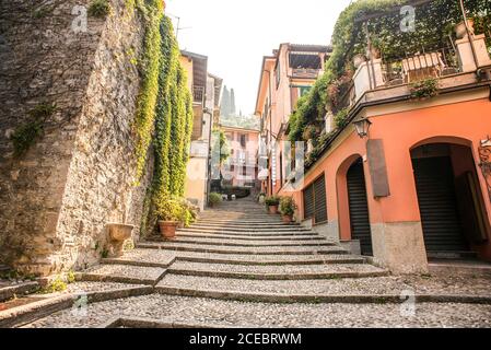 Tolle alte schmale Straße in Bellagio mit Geschäften. Italien. Europa. Berühmte malerische Kopfsteinpflasterstraße mit Souvenirläden, Restaurants und Cafés. Stockfoto