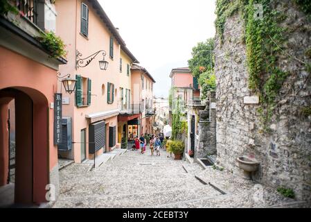 Bellagio. Comer See. Italien - 20. Juli 2019: Erstaunliche alte schmale Straße in Bellagio. Comer See, Italien, Europa. Stockfoto